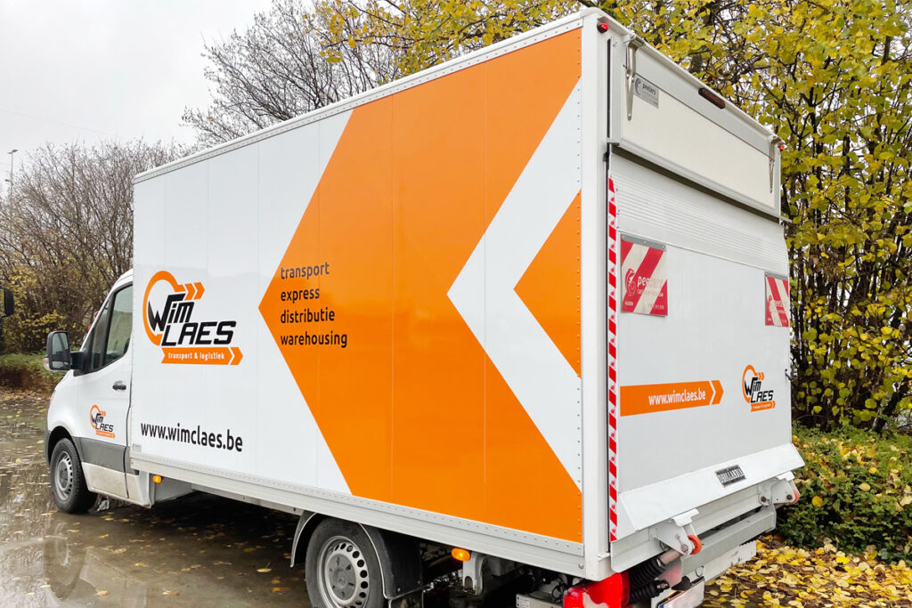 Belettering op meubelbak | Meubelwagen en verhuiswagen bestickeren | Wim Claes