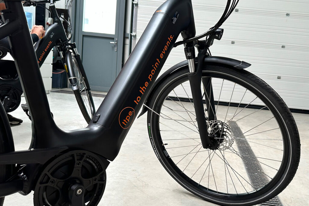 Belettering reclame op bedrijfsfietsen | To The Point Events