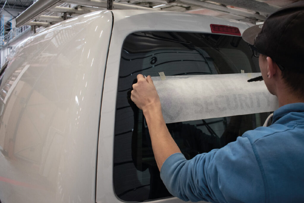 Bestelbus beletteren | Bedrijfswagen belettering | Varel Security