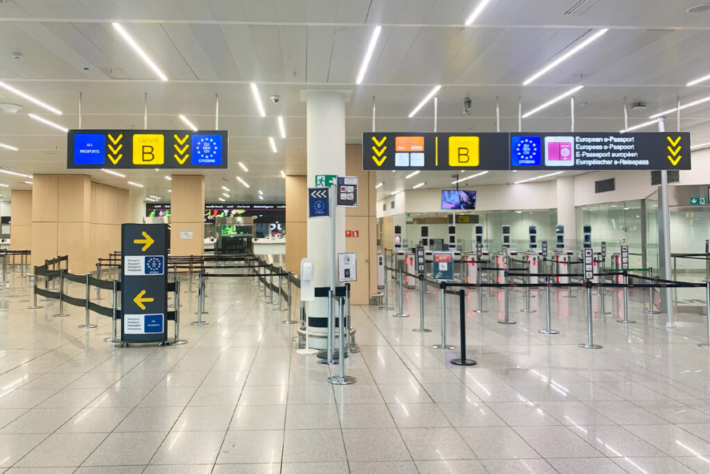 Dubbelzijdige hangende signalisatie voor gebouwen | Brussels Airport