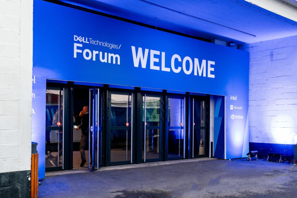 Event branding inkom | Op maat gemaakt textielframe | Dell Forum