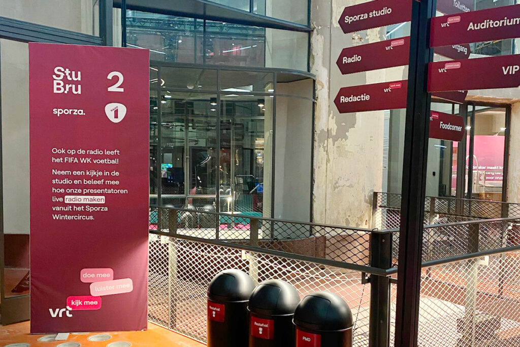 Eventbranding | Wayfinding | Gepersonaliseerde prints voor evenementen | WK Voetbal 2020 VRT Wintercircus