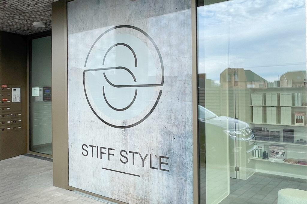 Full color raamfolie met logo | Stiff Style Beringen