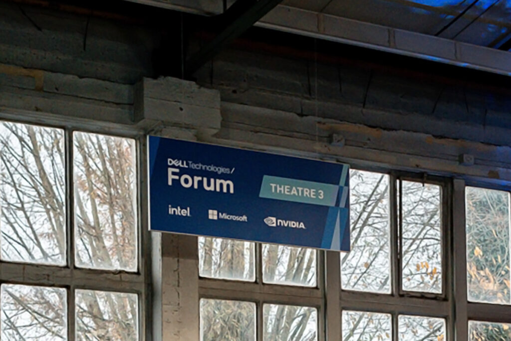 Hangende wayfinding | Plafondborden | Zwevende signage | Dell Forum