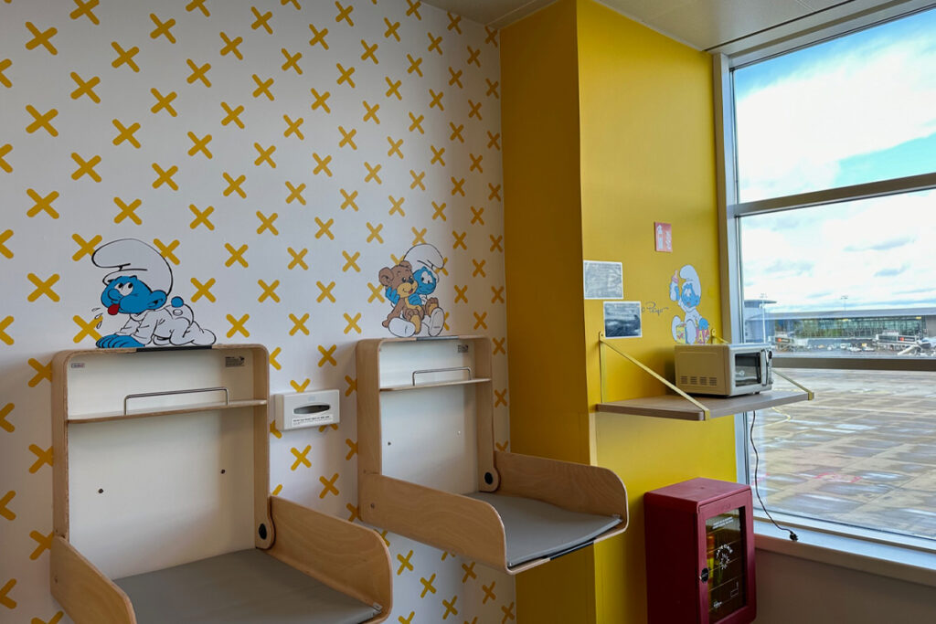 Interieurfolie De Smurfen kidscorner Brussels Airport