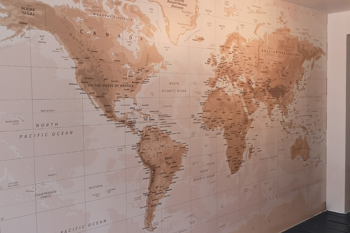 Muursticker wereldkaart | Muurdecoratie Beyond Borders