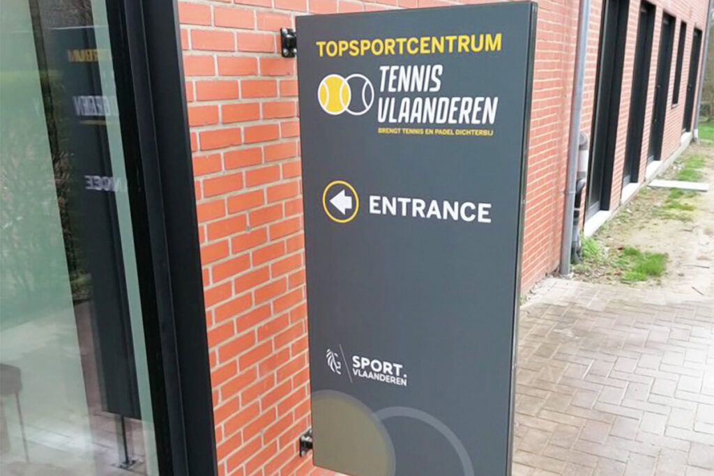Outdoor signalisatie wayfinding totem | Bedrijfssignalisatie Tennis Vlaanderen Topsportcentrum Wilrijk