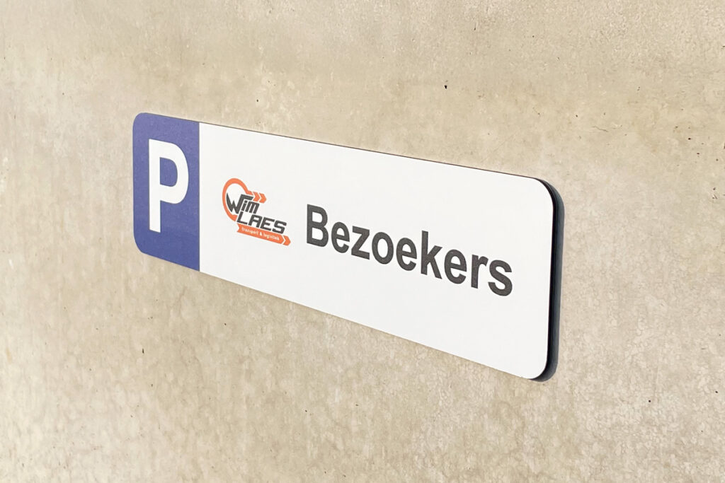 Parkeerbord met bedrijfslogo | Wim Claes