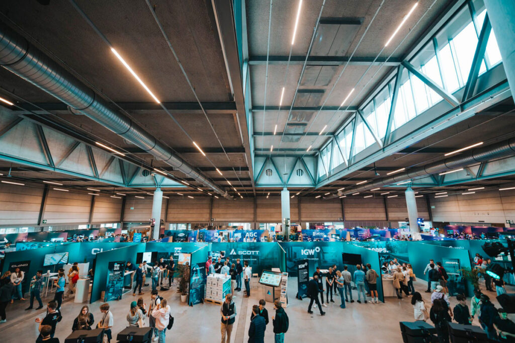Peesdoeken bedrukken | Printen voor beursstanden en evenementen | MNM Whats Nxt BMCC Brugge