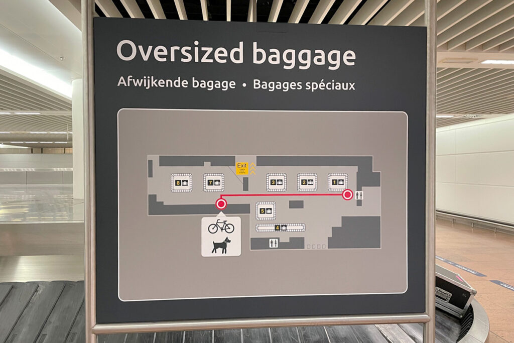 Signalisatie borden op palen | Brussels Airport