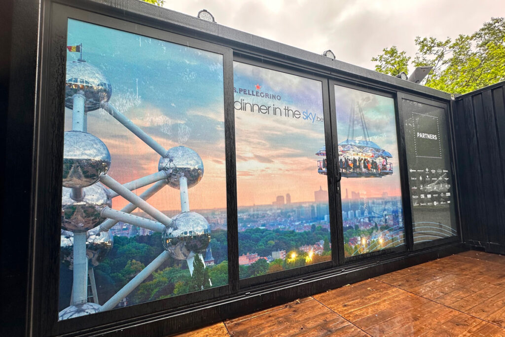 Tijdelijke bestickering ramen containers | Dinner in the sky Brussel