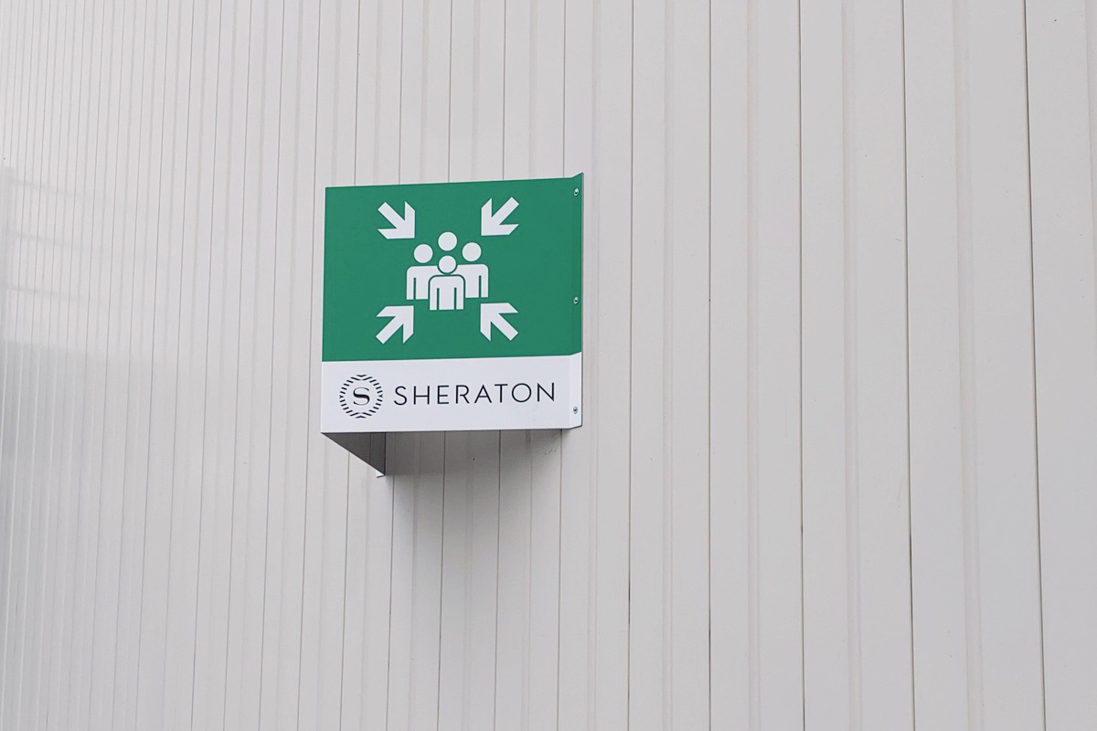 Veiligheidssignalisatie tegen wand | Verzamelplaats evacuatie | Sheraton Brussels Airport