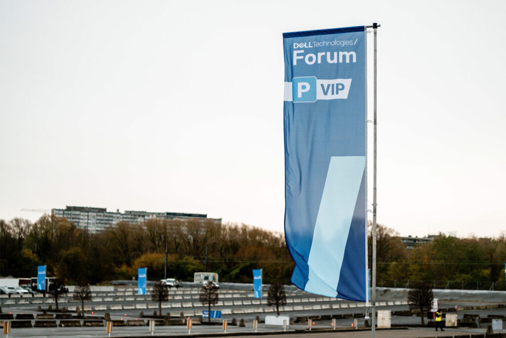 Vlaggen bedrukken | Vlaggenmast huren voor evenementen | Dell Forum