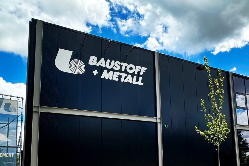 Witte gevelreclame snijletters | Reclameletters gevel | Baustoff Metall